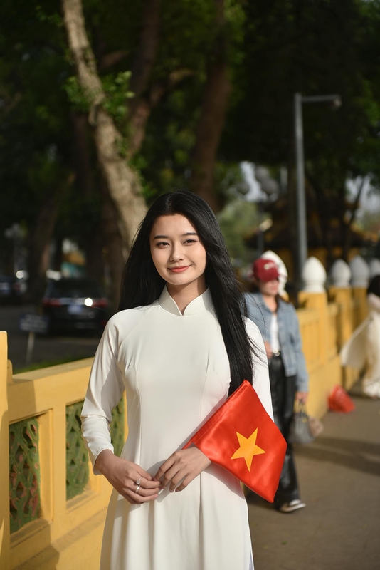 Thiếu nữ, young woman, cô gái, girl, áo dài, vietnamese dress, patriotism, lòng yêu nước, cờ đỏ, red flag - Felix Young
