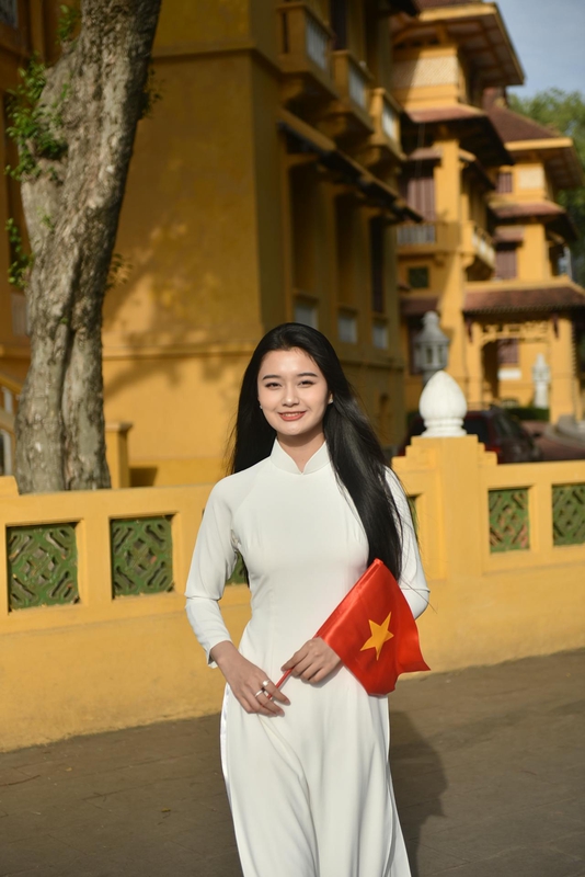 Thiếu nữ, young woman, cô gái, girl, áo dài, vietnamese dress, patriotism, lòng yêu nước, cờ đỏ, red flag - Felix Young 2