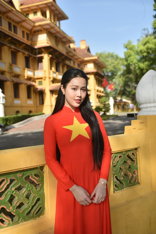 Thiếu nữ, young woman, cô gái, girl, áo dài, vietnamese dress, patriotism, lòng yêu nước, cờ đỏ, red flag - Felix Young 7
