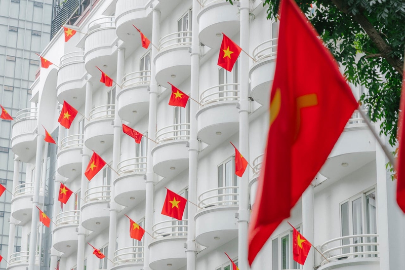 Cờ đỏ, red flag, ban công, balcony, tòa nhà, building, quốc kỳ, vietnam flag, Việt Nam - HONG SON