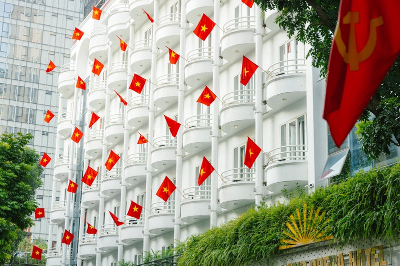 Cờ đỏ, red flag, ban công, balcony, tòa nhà, building, quốc kỳ, vietnam flag, Việt Nam - HONG SON 2