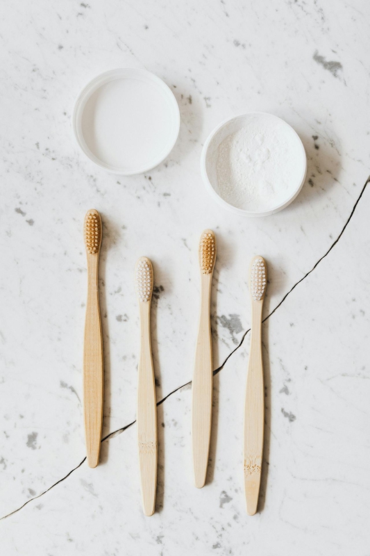 Bàn chải tre, bamboo toothbrush, eco friendly, thân thiện môi trường, baking soda, gỗ, wooden - Kaboompics.com