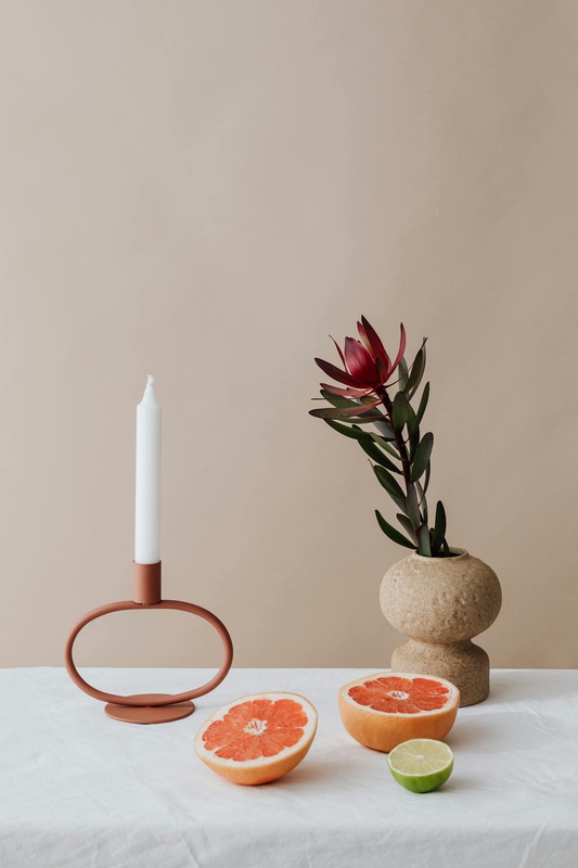 Ceramic vase, lọ gốm, bình hoa, ly sứ, orange, quả cam, đèn cầy, hoa chuông protea, home decor, trang trí, minimalism, tối giản - Kaboompics.com
