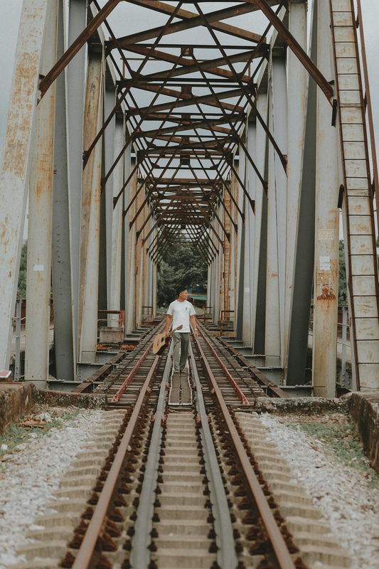 Cầu Long Biên, Long Bien Bridge, Hà Nội, Hanoi, người đàn ông, man, gỉ sét, rusty - Nguyen Hung 1