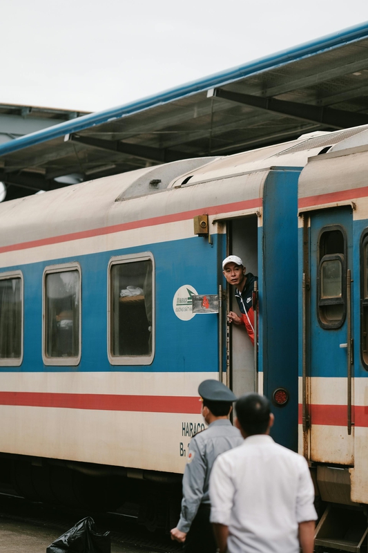 Tàu hỏa, train, Vietnam, đường ray, railway, ga xe lửa, train station, hành khách, passenger, nhân viên, staff - Pew Nguyen