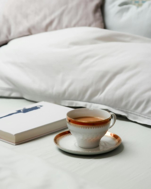 Coffee, cà phê, glass mug, cốc thủy tinh, book, sách, bed, giường - Stefanie Jockschat