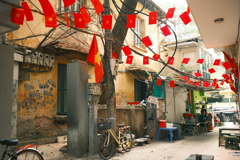 Lá cờ Việt nam, flag, Hà Nội, khung cảnh Việt, góc hẻm Hà Nội, Hanoi streets, alley corner, Việt Nam - Thuan Pham