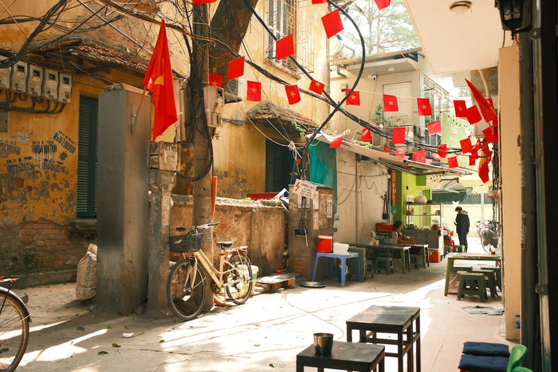 Lá cờ Việt nam, flag, Hà Nội, khung cảnh Việt, góc hẻm Hà Nội, Hanoi streets, alley corner, Việt Nam - Thuan Pham 1
