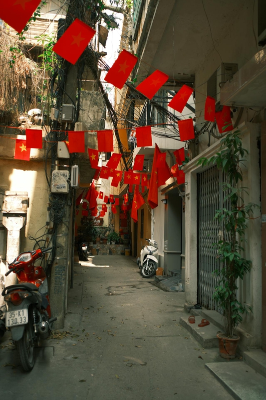 Lá cờ Việt nam, flag, Hà Nội, khung cảnh Việt, góc hẻm Hà Nội, Hanoi streets, alley corner, Việt Nam - Thuan Pham 3
