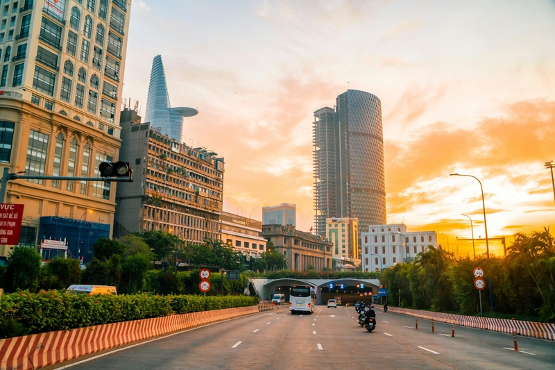 Thành phố Hồ Chí Minh, Ho Chi Minh city, xe buýt, bus, xe máy, motorbike, thành thị, urban, bình minh, sunrise -Vietnam Tri Duong Photographer