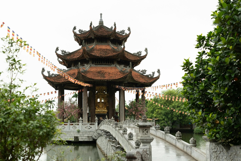 Chùa Nôm, Nom pagoda, Hưng Yên, Hung Yen, ao sen, lotus pond, cầu, bridge, đình, pavilion - Viet Vietz