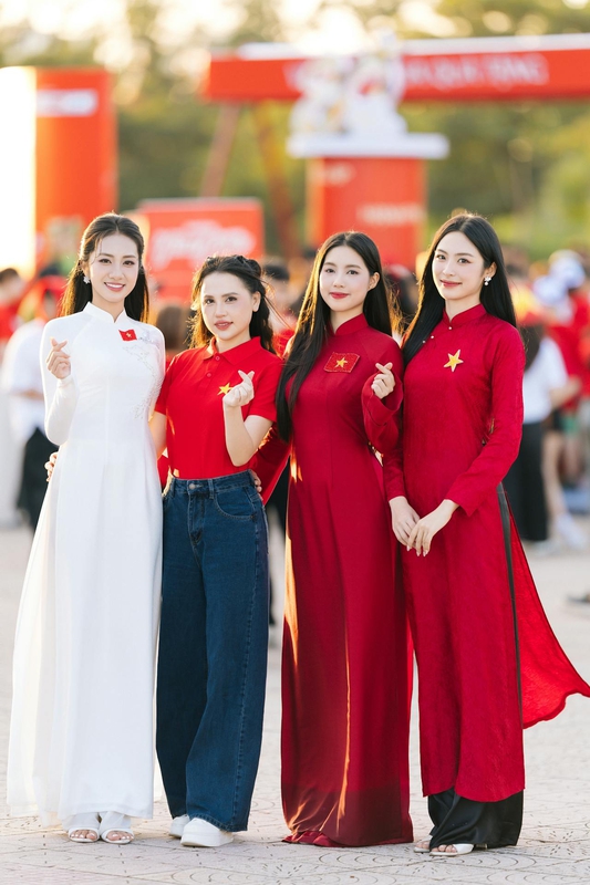 Thiếu nữ, young woman,  bạn bè, friend, girl, áo dài, vietnamese dress, patriotism, lòng yêu nước, cờ đỏ, red flag - VINVIVU 2