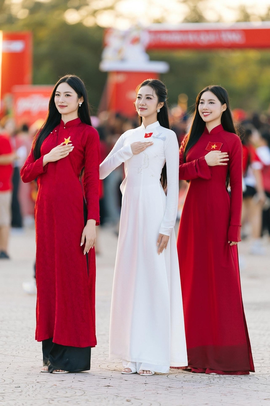 Thiếu nữ, young woman,  bạn bè, friend, girl, áo dài, vietnamese dress, patriotism, lòng yêu nước, cờ đỏ, red flag - VINVIVU 1