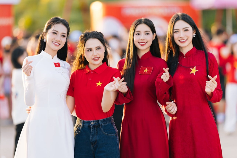 Thiếu nữ, young woman,  bạn bè, friend, girl, áo dài, vietnamese dress, patriotism, lòng yêu nước, cờ đỏ, red flag - VINVIVU 3