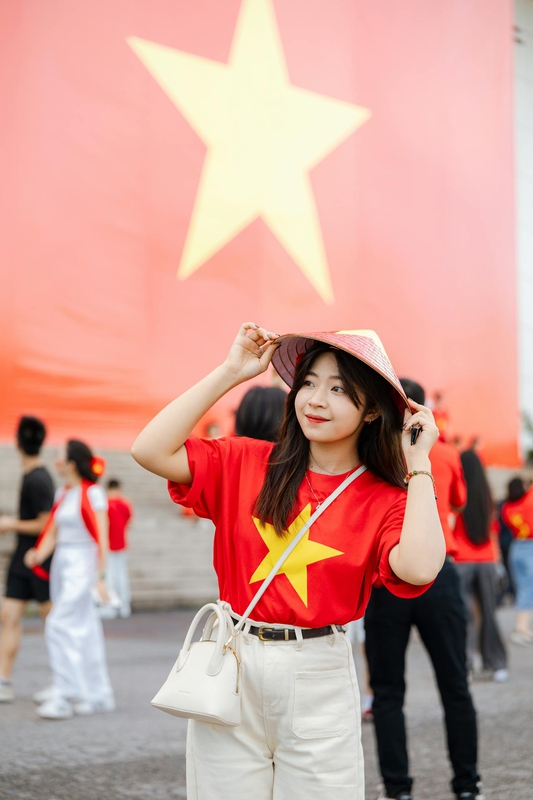 Thiếu nữ, young woman, cô gái, girl, áo việt nam, vietnamese T- shirt, patriotism, lòng yêu nước, cờ đỏ, red flag - VINVIVU
