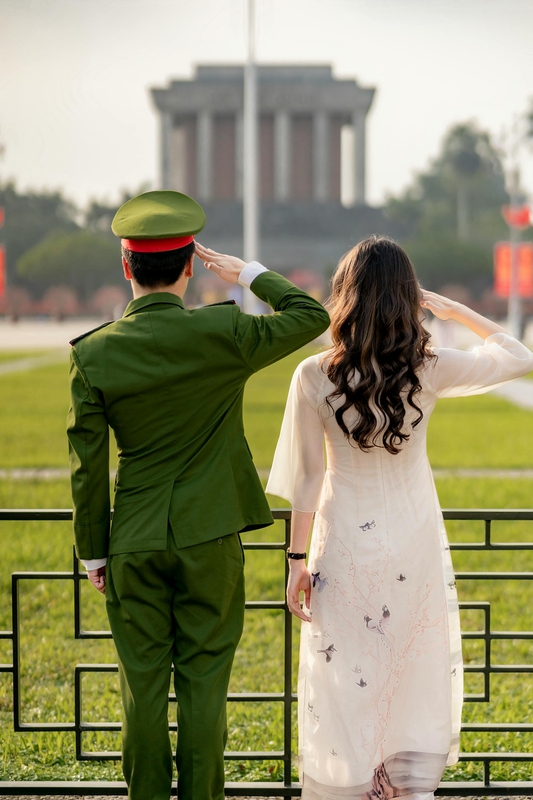 Bộ đội, soldier, áo  dài, phụ nữ, salute, chào cờ, couple, cặp đôi, Việt Nam - Toàn Văn