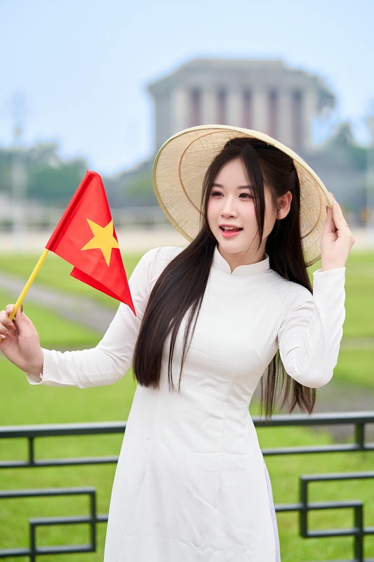 Thiếu nữ, young woman, cô gái, girl, áo dài, vietnamese dress, nón lá, conical hat, lá cờ, flag, lăng bác, mausoleum - Toàn Văn 7