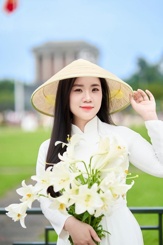 Thiếu nữ, young woman, cô gái, girl, áo dài, vietnamese dress, nón lá, conical hat, hoa ly, lăng bác, mausoleum - Toàn Văn