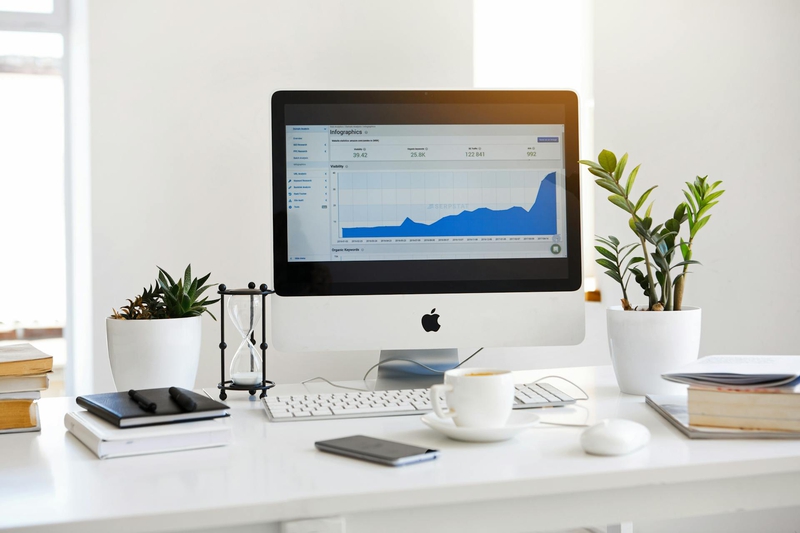 Văn phòng, office, bàn làm việc, phòng làm việc, bàn, desk, tài liệu, folder, laptop, máy tính - Serpstat