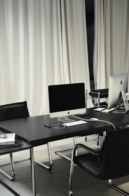 Văn phòng, office, bàn làm việc, phòng làm việc, bàn, desk, tài liệu, folder, laptop, máy tính - Skylar Kang