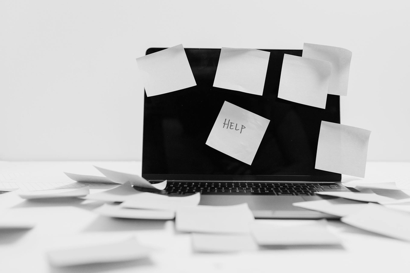 Văn phòng, office, bàn làm việc, phòng làm việc, bàn, desk, tài liệu, folder, laptop, máy tính - Tara Winstead