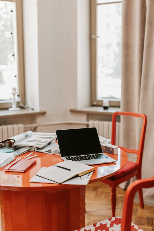 Văn phòng, office, bàn làm việc, phòng làm việc, bàn, desk, tài liệu, folder, laptop, máy tính - Vlada Karpovich