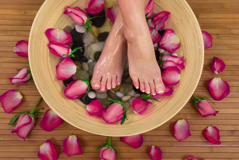 Ngâm chân, foot spa, rose petals, cánh hoa hồng, relaxation, thư giãn, beauty care, chăm sóc sắc đẹp, sức khỏe - SocialButterflyMMG