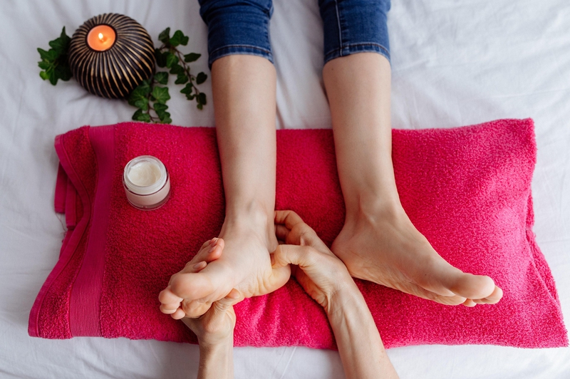 Massage chân, foot massage, palm therapy, liệu pháp lòng bàn chân, reflexology, bấm huyệt, relaxation, thư giãn, wellness, sức khỏe - u_3lkoxbah4k 1