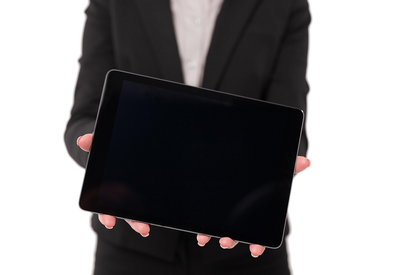 Ipad, người, person, cầm tay, holding hands, điện tử, cộng nghệ, technology - Mariakray 2