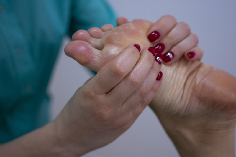 Massage chân, foot massage, palm therapy, liệu pháp lòng bàn chân, reflexology, bấm huyệt, relaxation, thư giãn, wellness, sức khỏe - Irenna