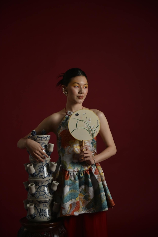Cô gái, con gái, model, girl, người mẫu, Việt Nam, truyền thống, traditional, đỏ, fashion trang phục, ceramic, gốm sứ, floral, họa tiết - Felix Young 4