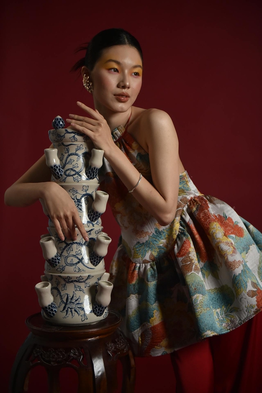Cô gái, con gái, model, girl, người mẫu, Việt Nam, truyền thống, traditional, đỏ, fashion trang phục, ceramic, gốm sứ, floral, họa tiết - Felix Young 3