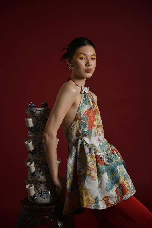 Cô gái, con gái, model, girl, người mẫu, Việt Nam, truyền thống, traditional, đỏ, fashion trang phục, ceramic, gốm sứ, floral, họa tiết - Felix Young 2