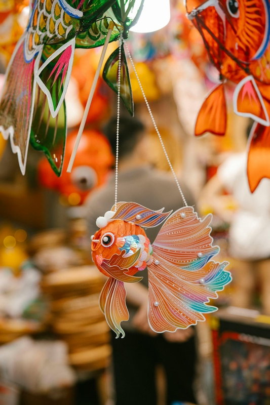 Trung thu, mid autumn, lồng đèn, lantern, ánh sáng, đèn lồng cá, festival lights, lễ hội truyền thống, traditional festival - HONG SON
