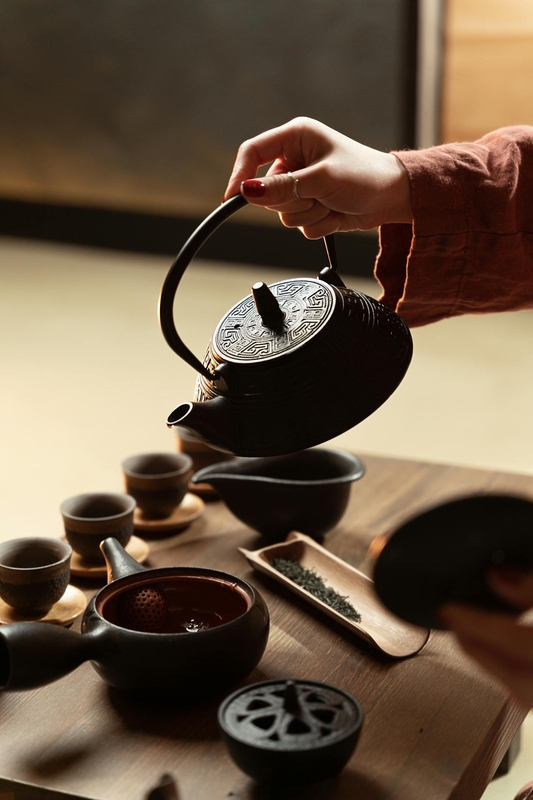 Ấm trà, tea pot, tea cups, tách trà, tea ceremony, trà đạo, wooden table, bàn gỗ, loose tea, trà khô - Ivan Samkov