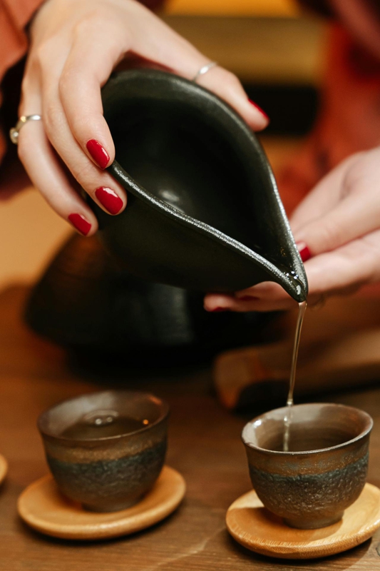 Rót trà, tea pouring, green tea, trà xanh, tea cups, chén trà, wooden table, bàn gỗ, tea culture, văn hóa trà - Ivan Samkov 1