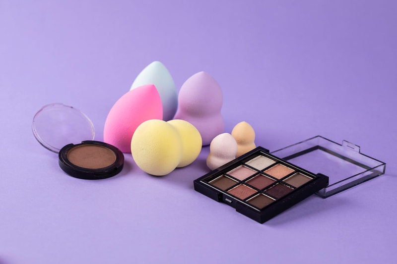 Bảng phấn mắt, eyeshadow palette bglitter powder, bột nhũ, makeup brush, cọ trang điểm, shimmer color, màu ánh nhũ, cosmetic, set bộ mỹ phẩm - Maria Camila Castaño