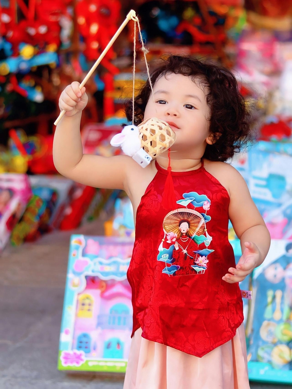 Trung thu, mid autumn, em bé Việt, baby, kid, bé gái, lồng đèn, lantern, chợ, Việt Nam - Mochi Mochi 2