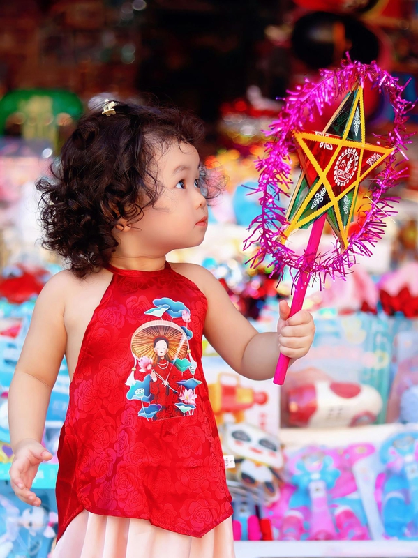 Trung thu, mid autumn, em bé Việt, baby, kid, bé gái, lồng đèn, lantern, chợ, Việt Nam - Mochi Mochi 4