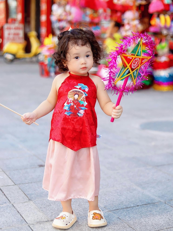 Trung thu, mid autumn, em bé Việt, baby, kid, bé gái, lồng đèn, lantern, chợ, Việt Nam - Mochi Mochi 1