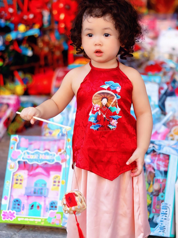 Trung thu, mid autumn, em bé Việt, baby, kid, bé gái, lồng đèn, lantern, chợ, Việt Nam - Mochi Mochi 3