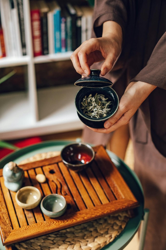 Ấm trà, tea pot, tea cups, tách trà, tea ceremony, trà đạo, wooden table, bàn gỗ, loose tea, trà khô - Roman Odintsov 2
