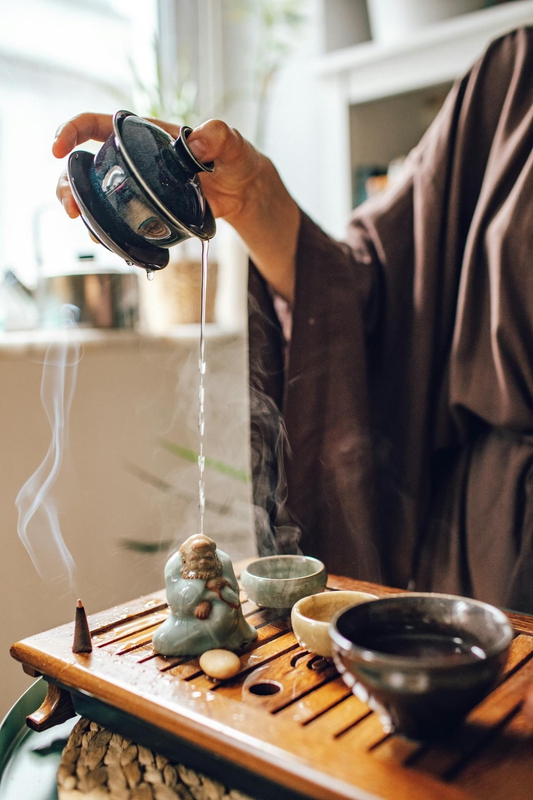 Ấm trà, tea pot, tea cups, tách trà, tea ceremony, trà đạo, wooden table, bàn gỗ, loose tea, trà khô - Roman Odintsov 1