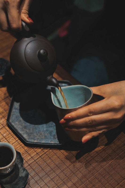 Rót trà, tea pouring, green tea, trà xanh, tea cups, chén trà, wooden table, bàn gỗ, tea culture, văn hóa trà - Teddy Yang