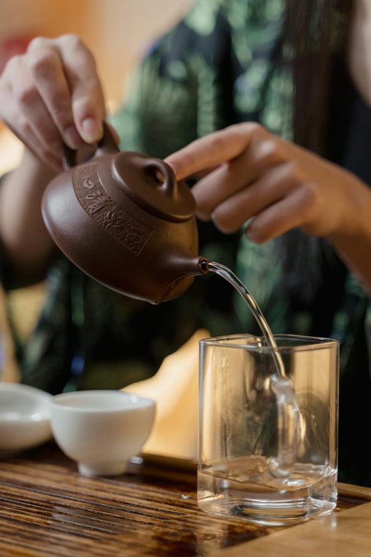 Rót trà, tea pouring, green tea, trà xanh, tea cups, chén trà, wooden table, bàn gỗ, tea culture, văn hóa trà - Tima Miroshnichenko