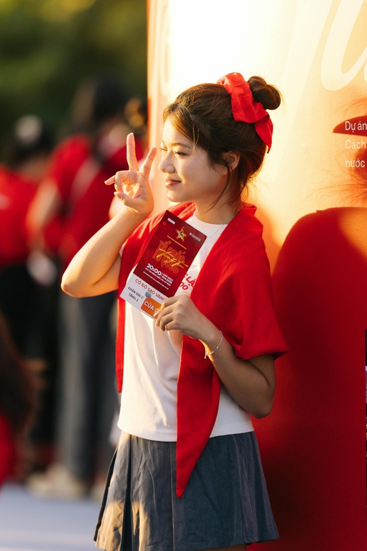 Lễ hội, 2/9, sự kiện, cờ việt nam, vietnam flag, happy crowd, đám đông vui, nữ chiến sĩ,  national pride, niềm tự hào -  VIVIVUVU