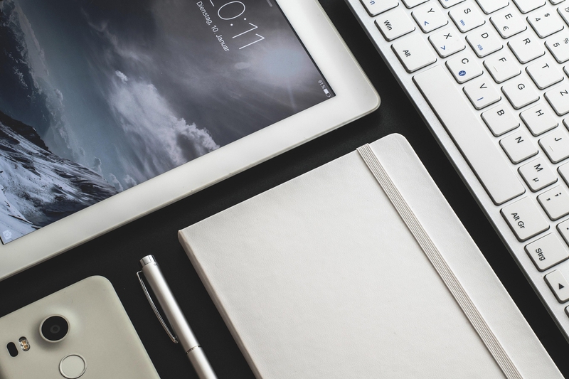 Bàn phím, chuột, tai nghe, ghi chú, vở, nhật kí, bút, keyboard, mouse, headphones, notes, notebooks, diaries, pens- LUM3N 3