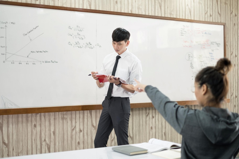 Giáo viên, thầy giáo, nhà giáo Việt Nam, học trò, dạy học, lớp học, teacher, male teacher, Vietnamese educator, student, teaching, class - Aley 5