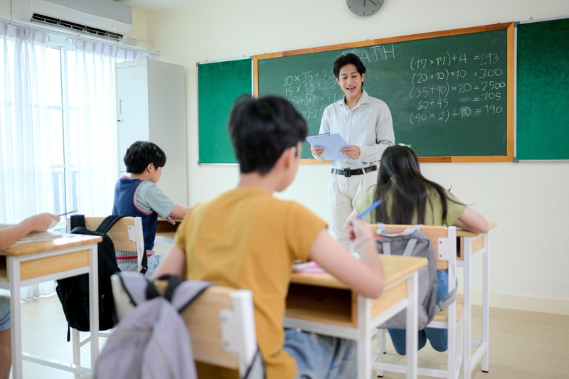Giáo viên, thầy giáo, nhà giáo Việt Nam, học trò, dạy học, lớp học, teacher, male teacher, Vietnamese educator, student, teaching, class - Aley 7