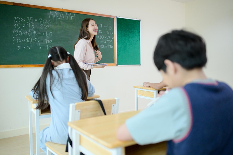 Giáo viên, cô giáo, nhà giáo Việt Nam, học trò, dạy học, lớp học, teacher, female teacher, Vietnamese educator, student, teaching, class - Aley 7